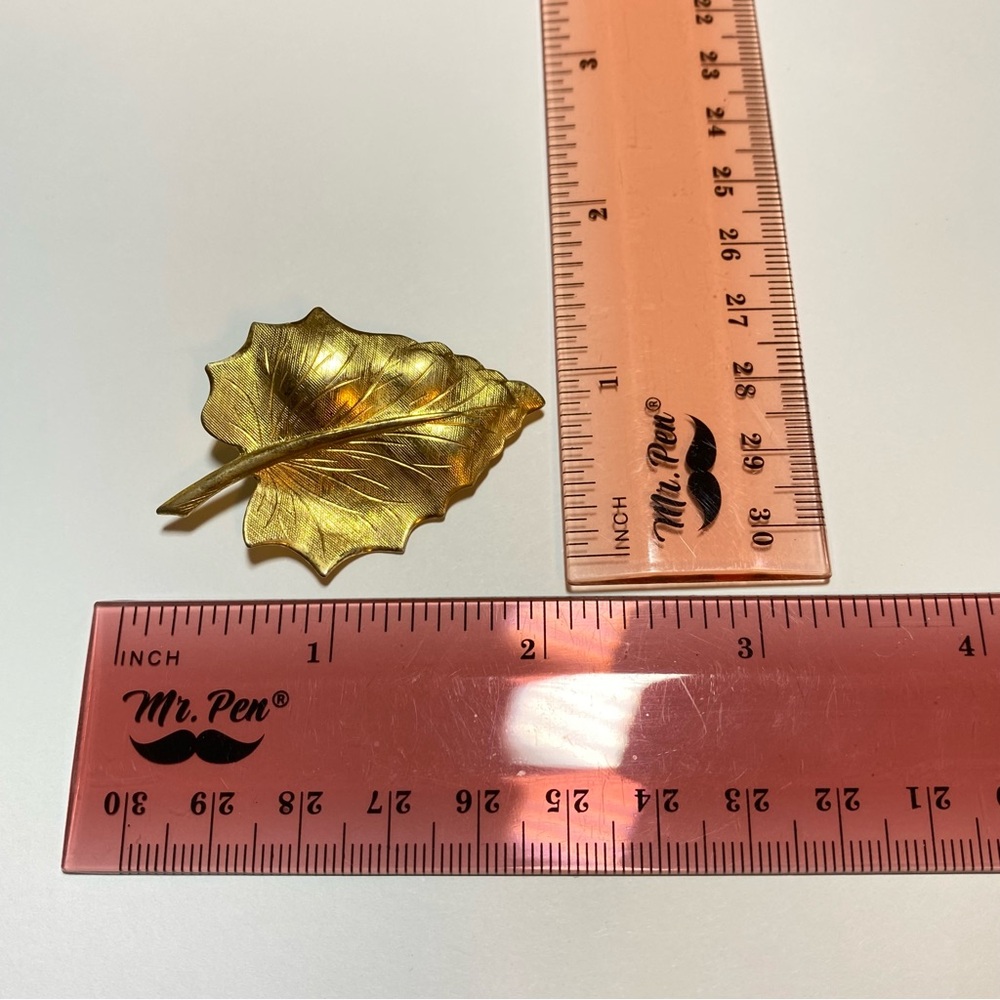 Leaf Brooch Gold Tone - Picture 4 of 4